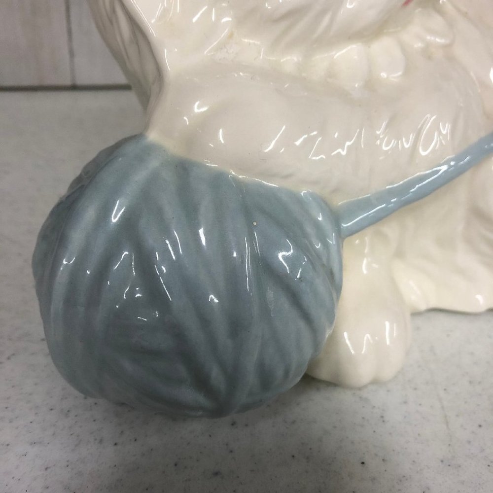 Big White Persian Kitty Cat Playing w/ Blue Yarn - Picture 5 of 11